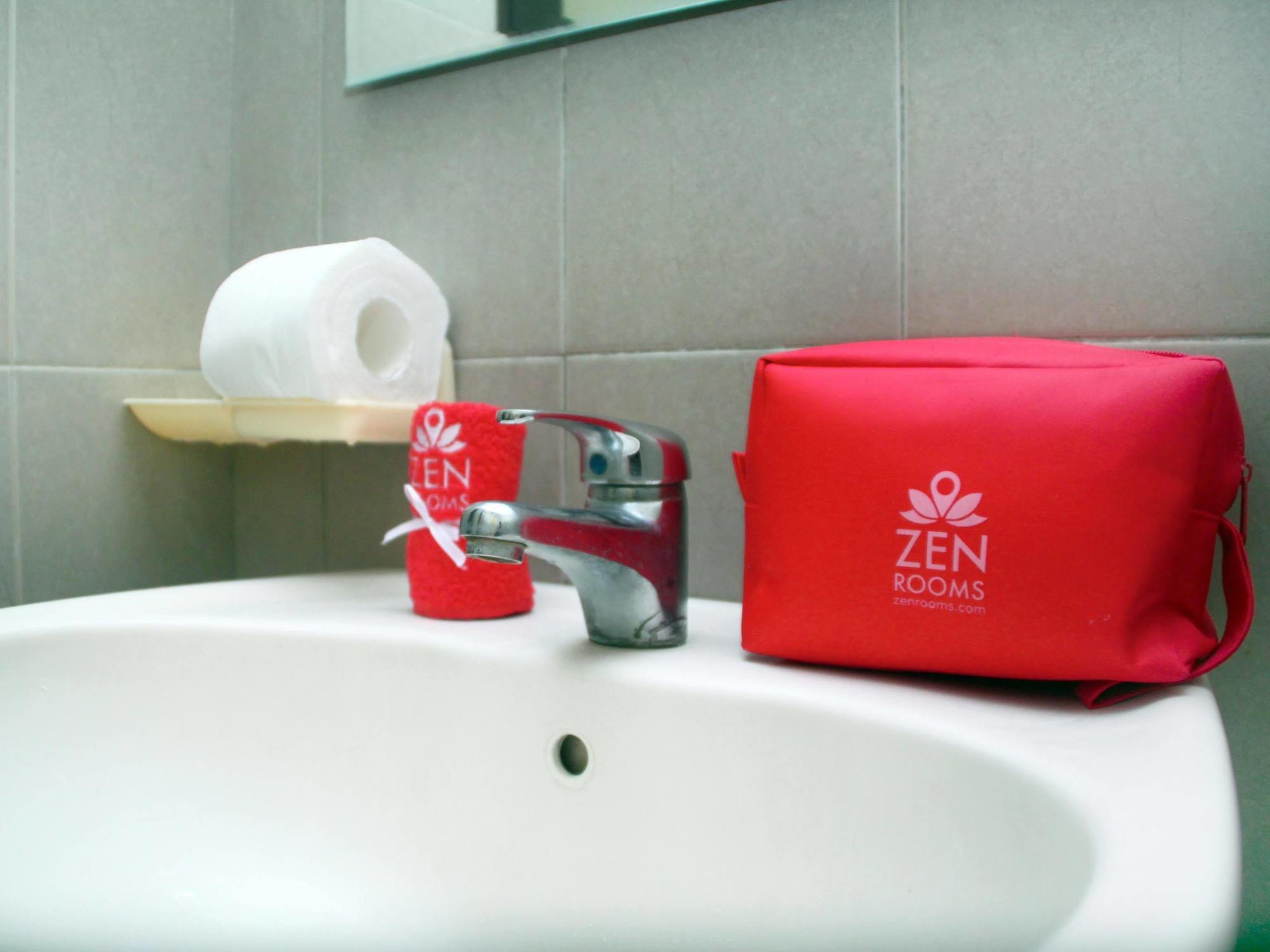 Zen Rooms Gubeng Kertajaya Surabaya Bagian luar foto