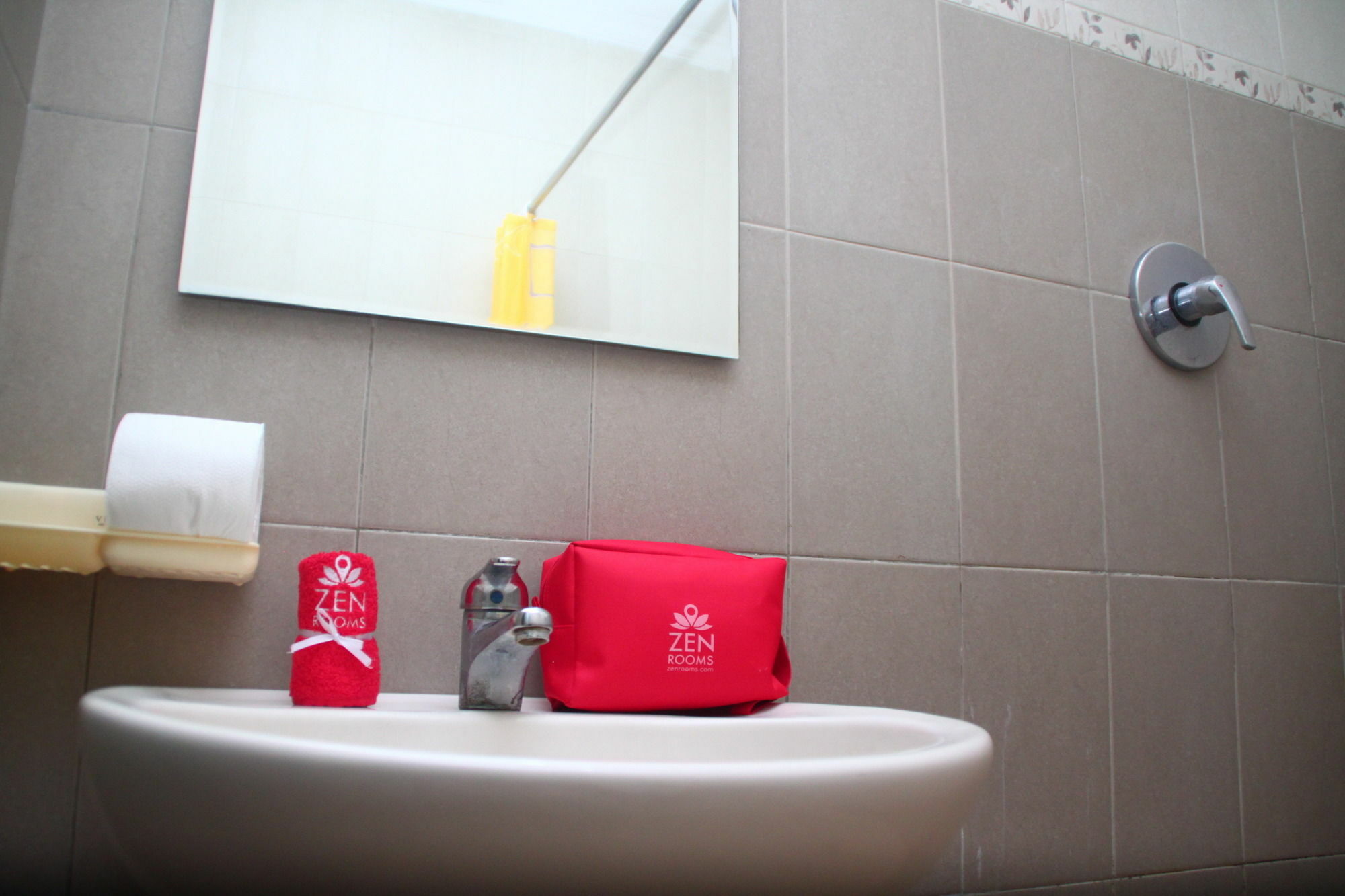 Zen Rooms Gubeng Kertajaya Surabaya Bagian luar foto